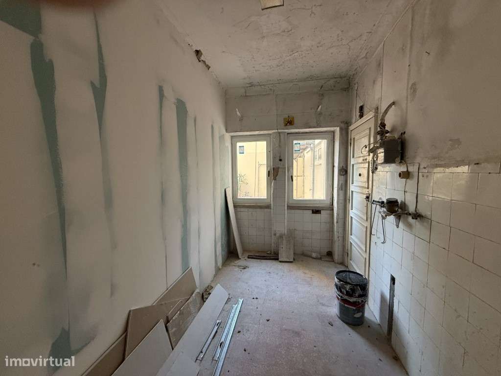 Apartamento para recuperar junto ás Amoreiras-14