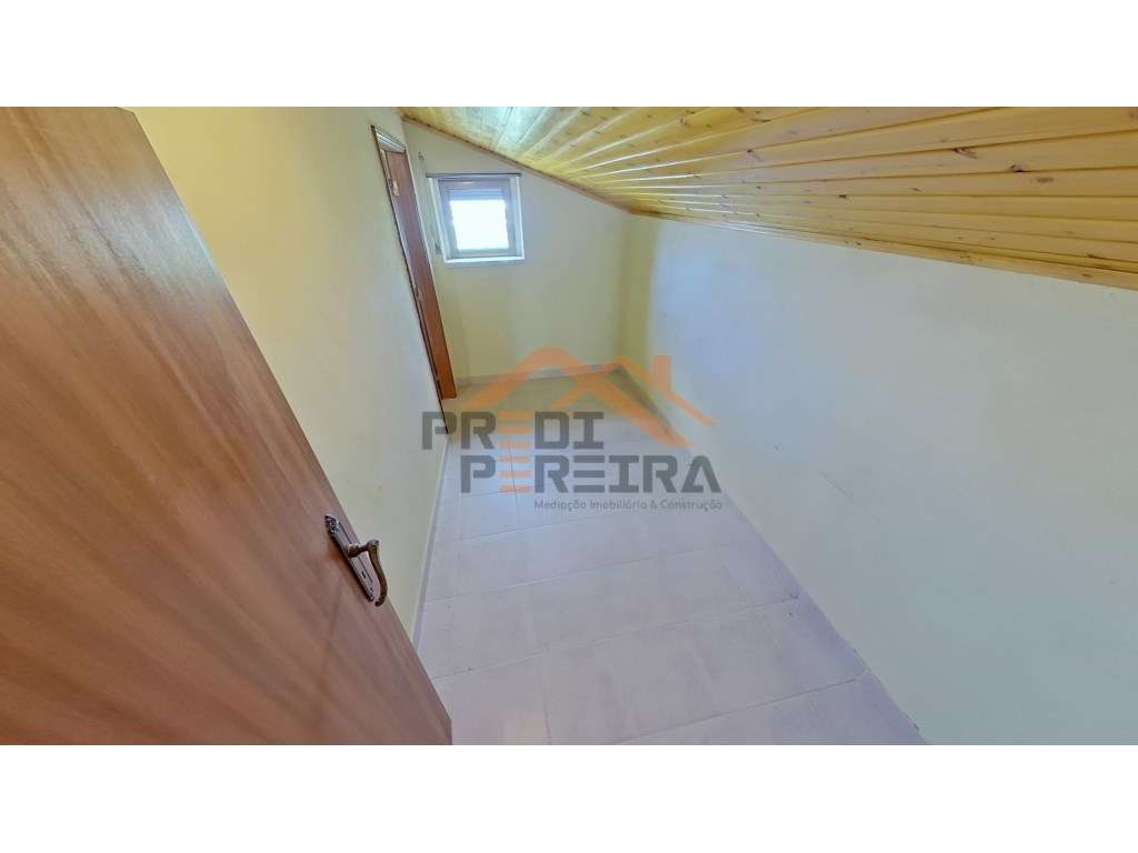 Situada em São João das Lampas, moradia T3 com terreno.-25