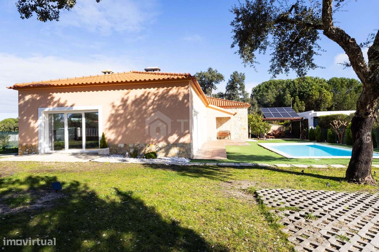 MORADIA T4 218M² EM TERRENO 1.044M² COM PISCINA EM CONDOMÍNIO GOLFE SA-47