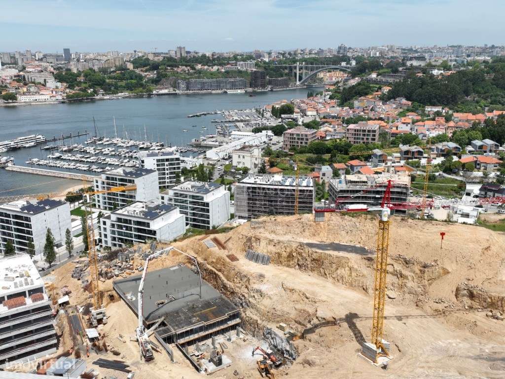 Apartamento T4 com 2 lugares de parqueamento e arrecadação.-32