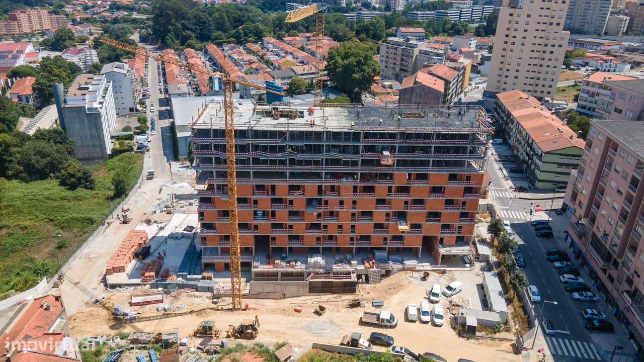 Apartamento T2 em construção com varanda e garagem - Vista rio (Gaia)-0