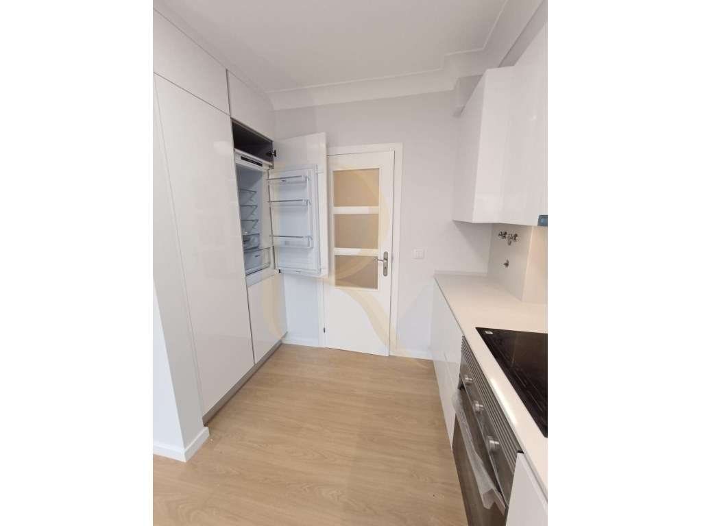 Apartamento T2 remodelado com elevador, varanda e arrecadação no Feijó - Grande imagem: 5/18