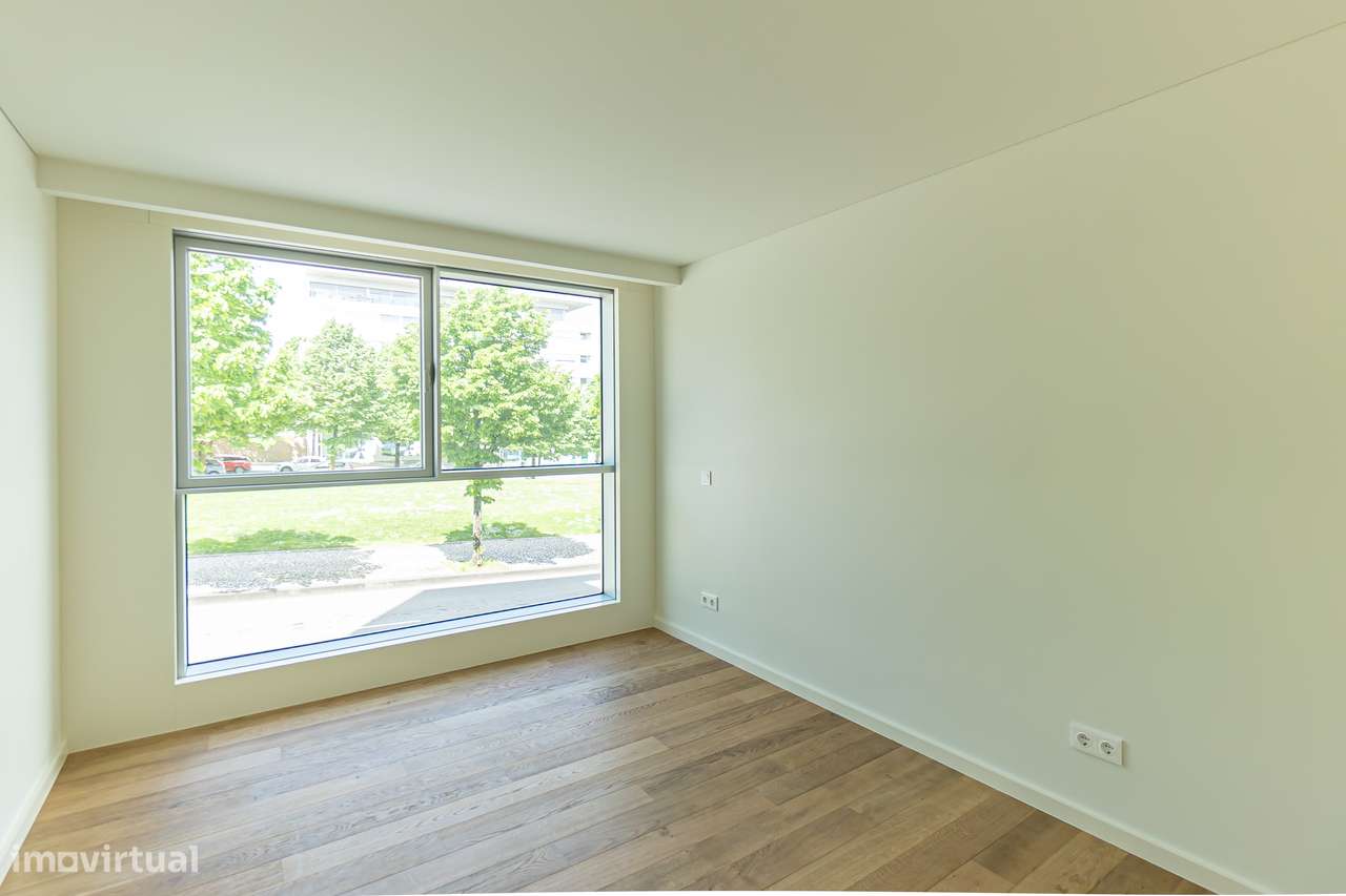 T3 Novo em Condomínio com Jardim, 3 Garagens, Permuta Possível-12