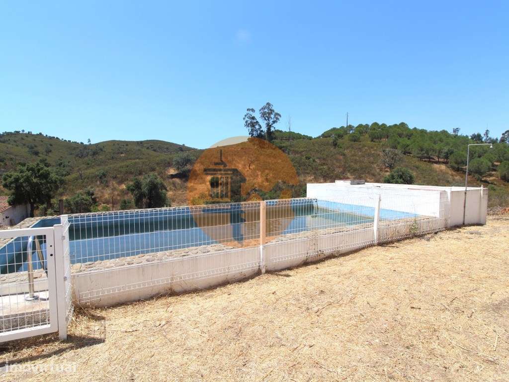 Moradia isolada no campo, próximo da aldeia de Cachopo - Grande imagem: 2/29