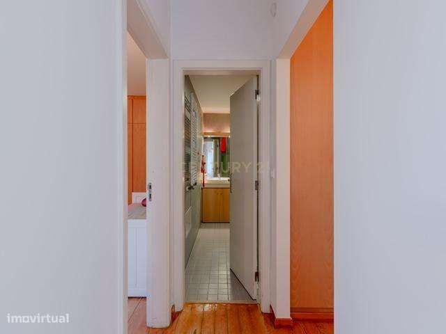 Moradia T6 com Jardim Interior e Garagem na Lapa – Junto à Embaixada d-27