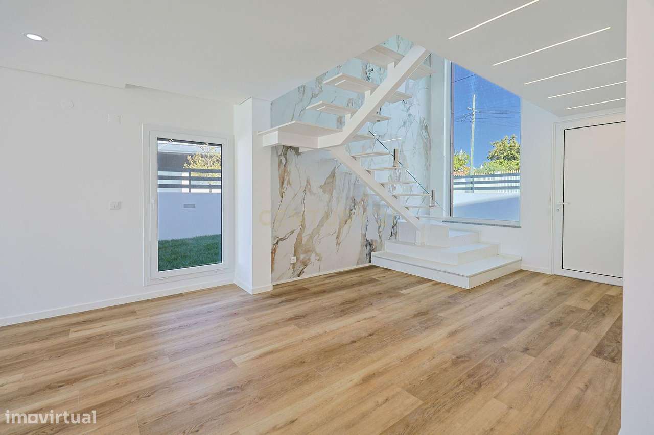 Moradia T4 em Charneca de Caparica, Almada-35