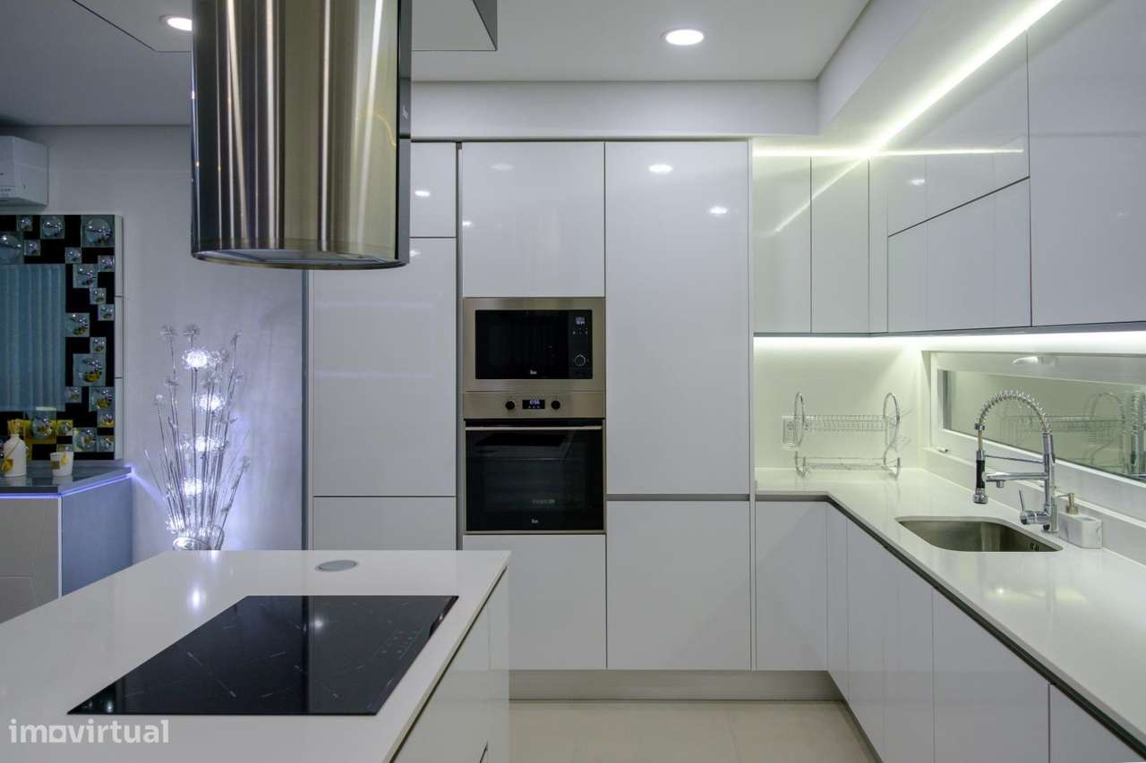 Moradia T4 com Piscina e Jardim na Aroeira, Almada-15