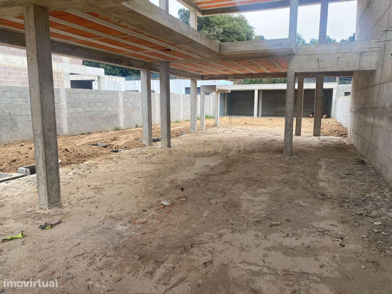 Terreno  com moradia em construção na fase de estabilidade  com projet - Grande imagem: 5/7