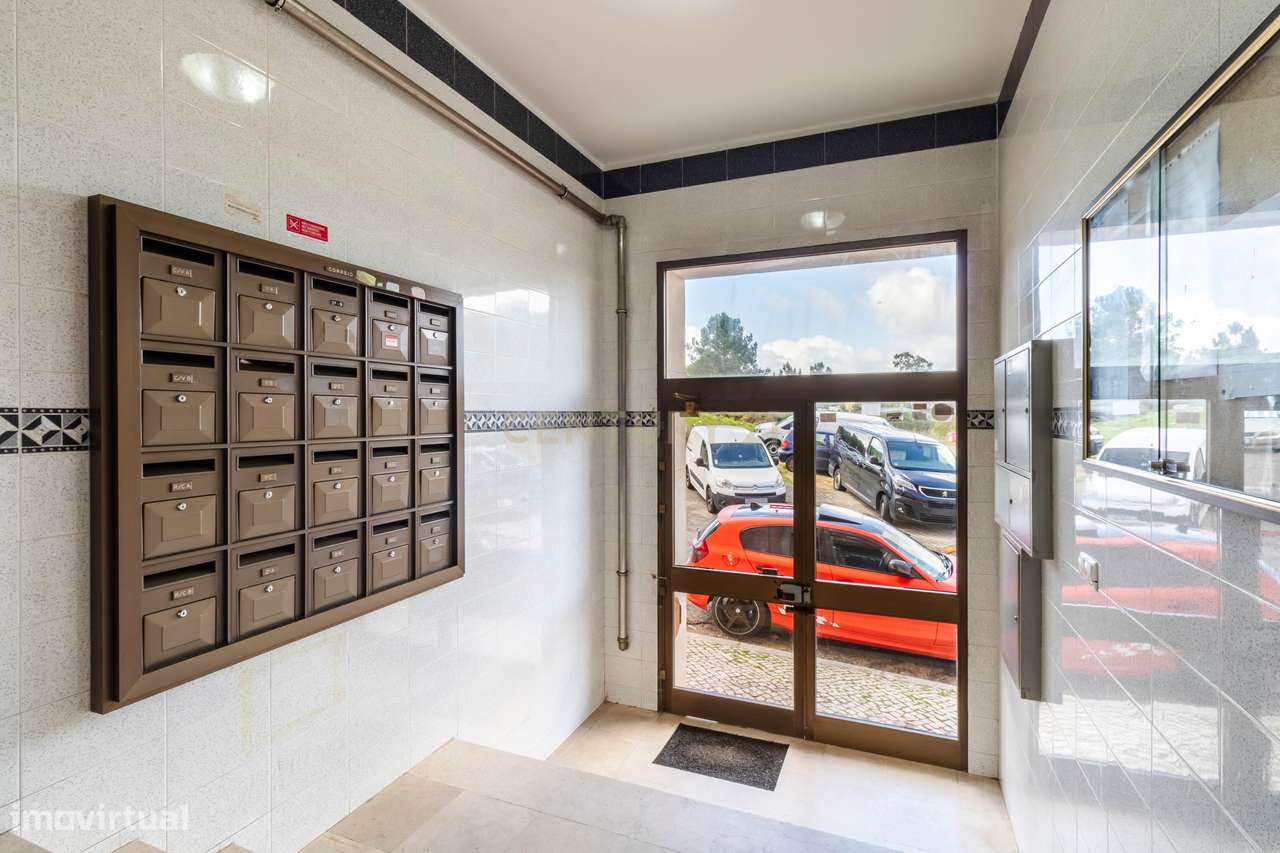 Apartamento T1 totalmente remodelado com 2 varandas,  Prédio com eleva-26