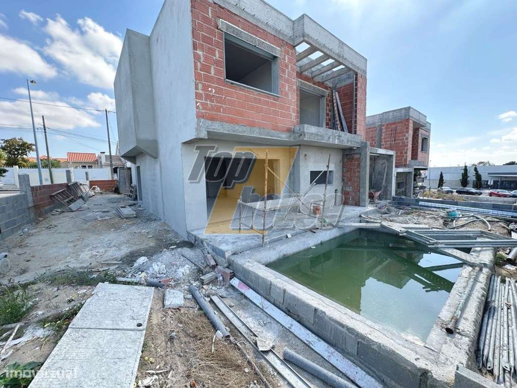 Moradia isolada V4 com piscina -Charneca de Caparica-23