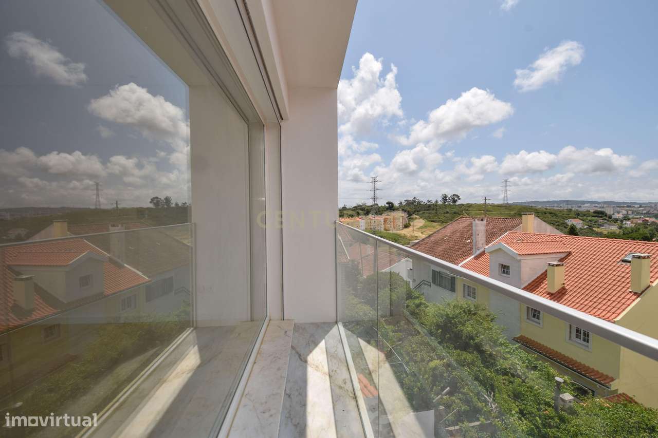 Moradia T4 de Arquitetura Moderna e Sustentável em Famões - Casal do R-27