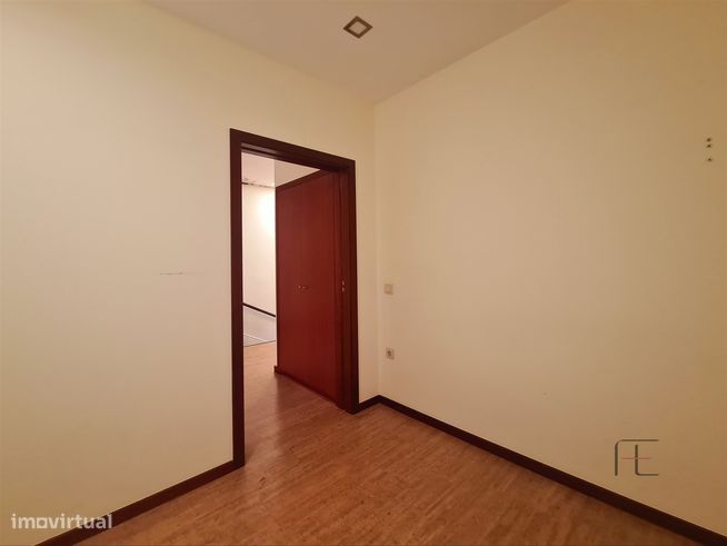 Casa de dois pisos com quintal, Junto Av. Fernão de Magalhães, Porto-20