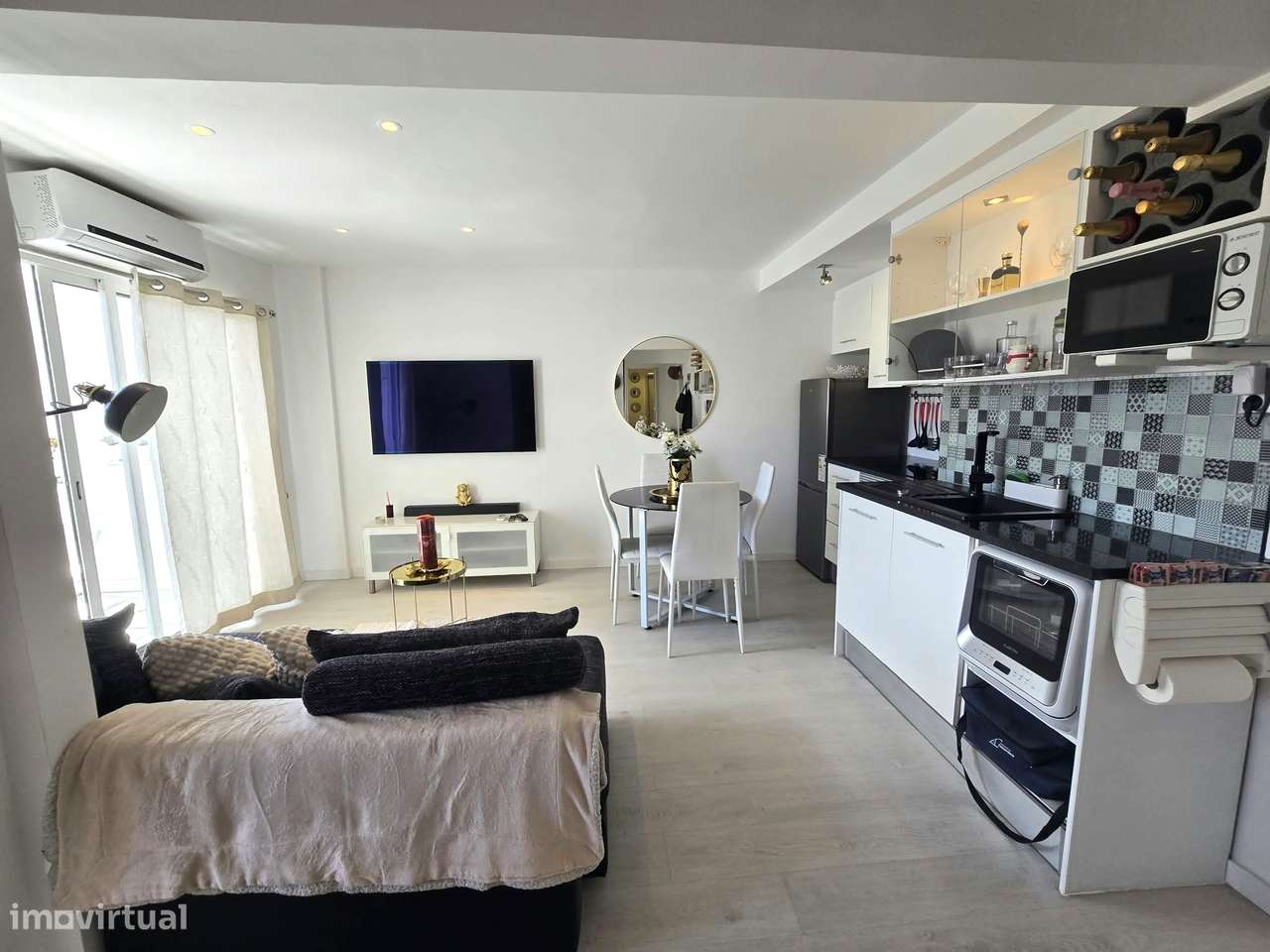 Excelente Apartamento T2 renovado com Open Space e Varanda - Almada-9