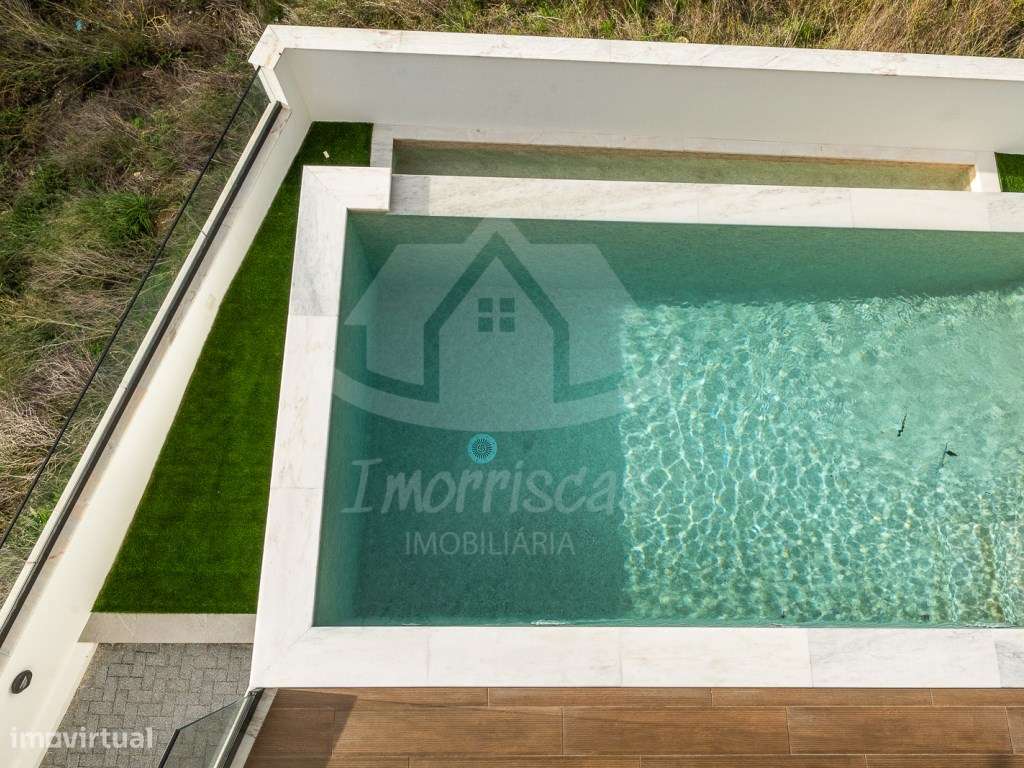 Moradia T4 com piscina e vista panorâmica em São João da Talha-42