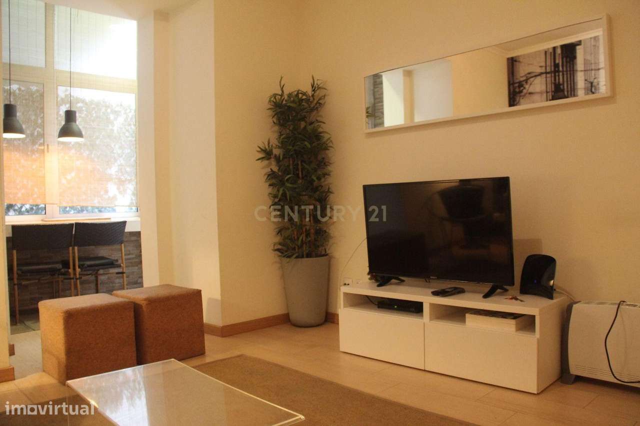 Arrenda-se apartamento com 4 assoalhadas na Rua Ferreira Lapa - Grande imagem: 4/17