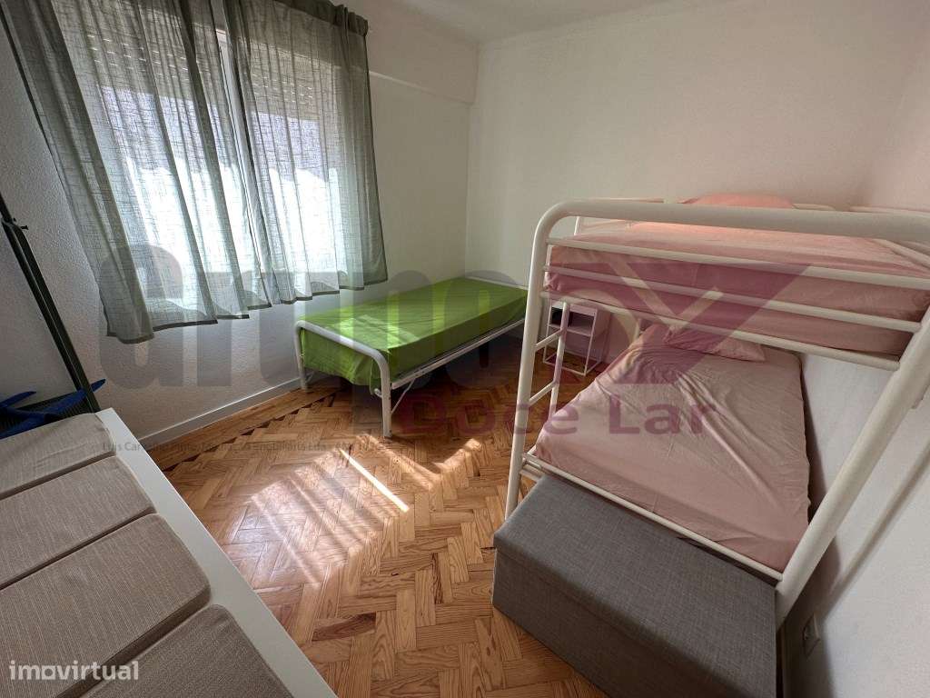 Apartamento T2+1 com Sótão a 350metros da praia de Sesimbra-16