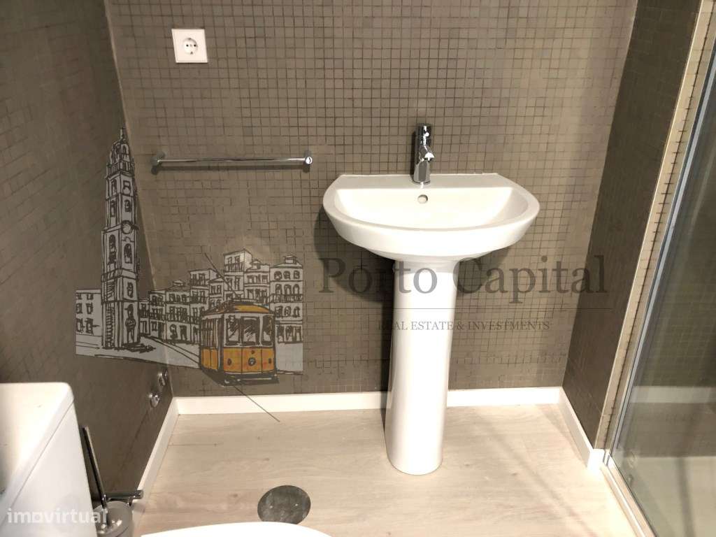 Arrenda-se apartamento T2 na cidade do Porto, perto de São Lázaro.
... - Grande imagem: 3/25