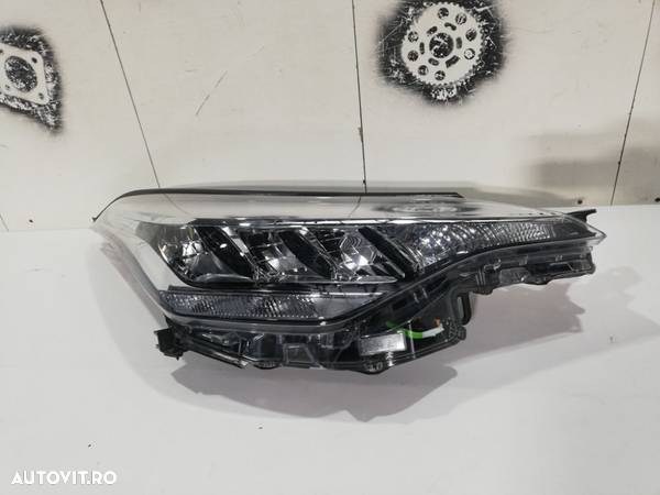 Far dreapta Toyota CHR An 2019 2020 2021 2022 cod 81110-F4180 FULL LED - 1