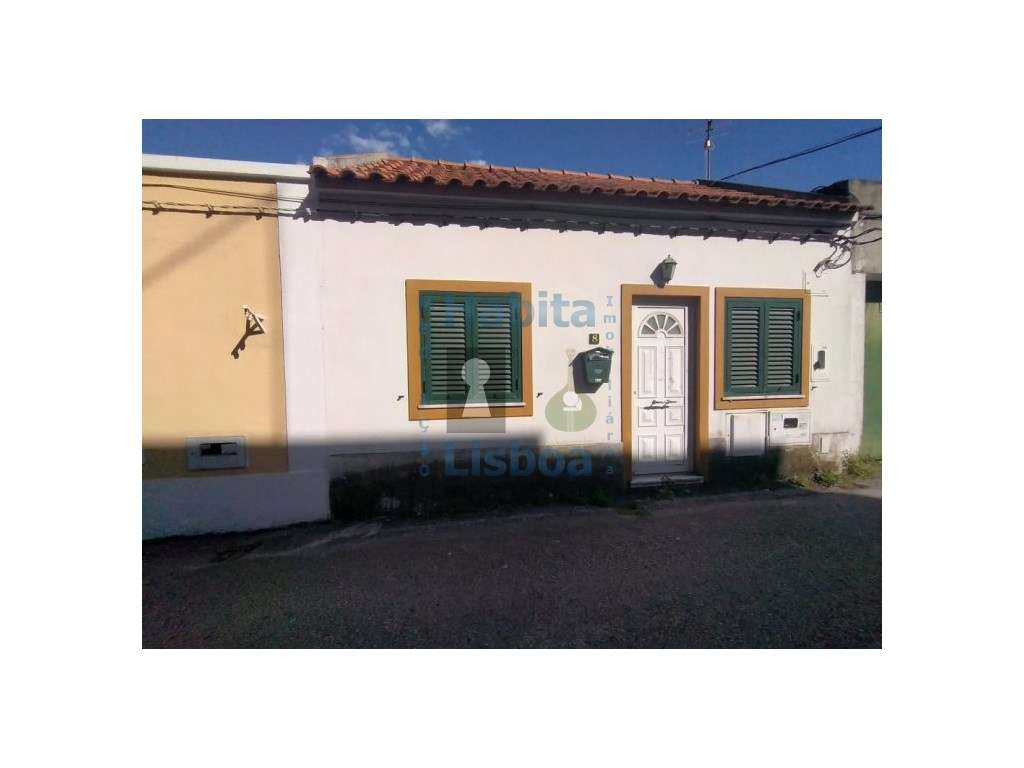 Moradia remodelada com terraço Junto à Baia do Seixal-11