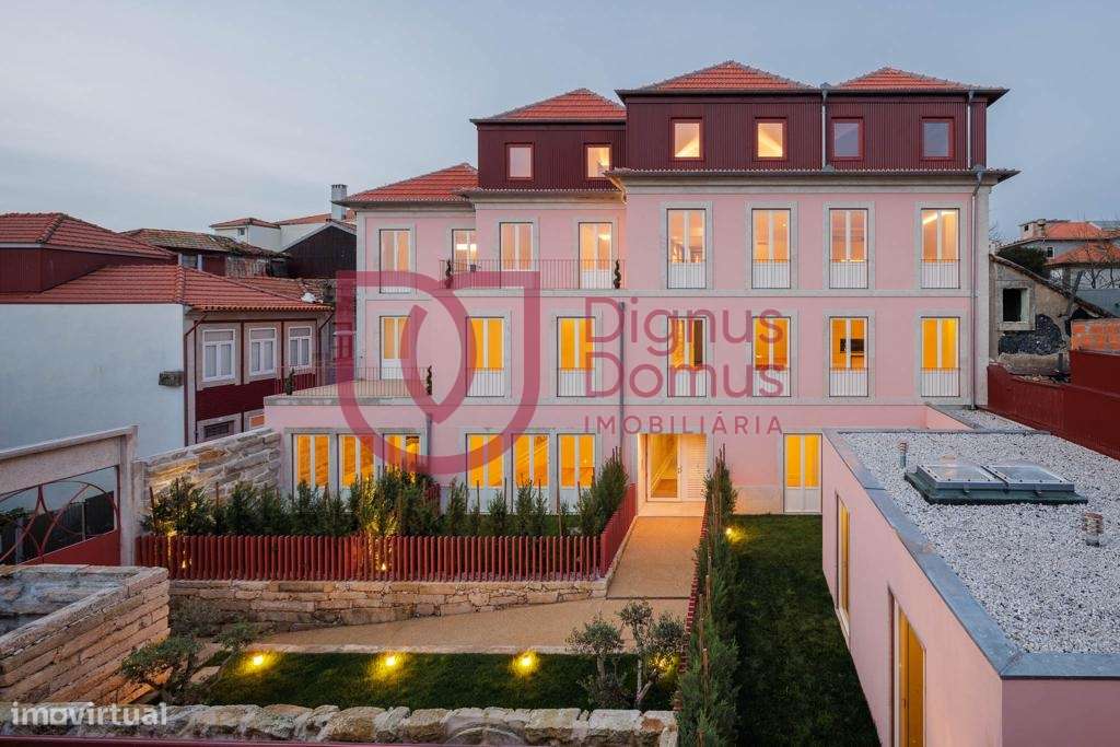 Elegante apartamento T0 Mezanine num Edifício Centenário no Largo do C-24