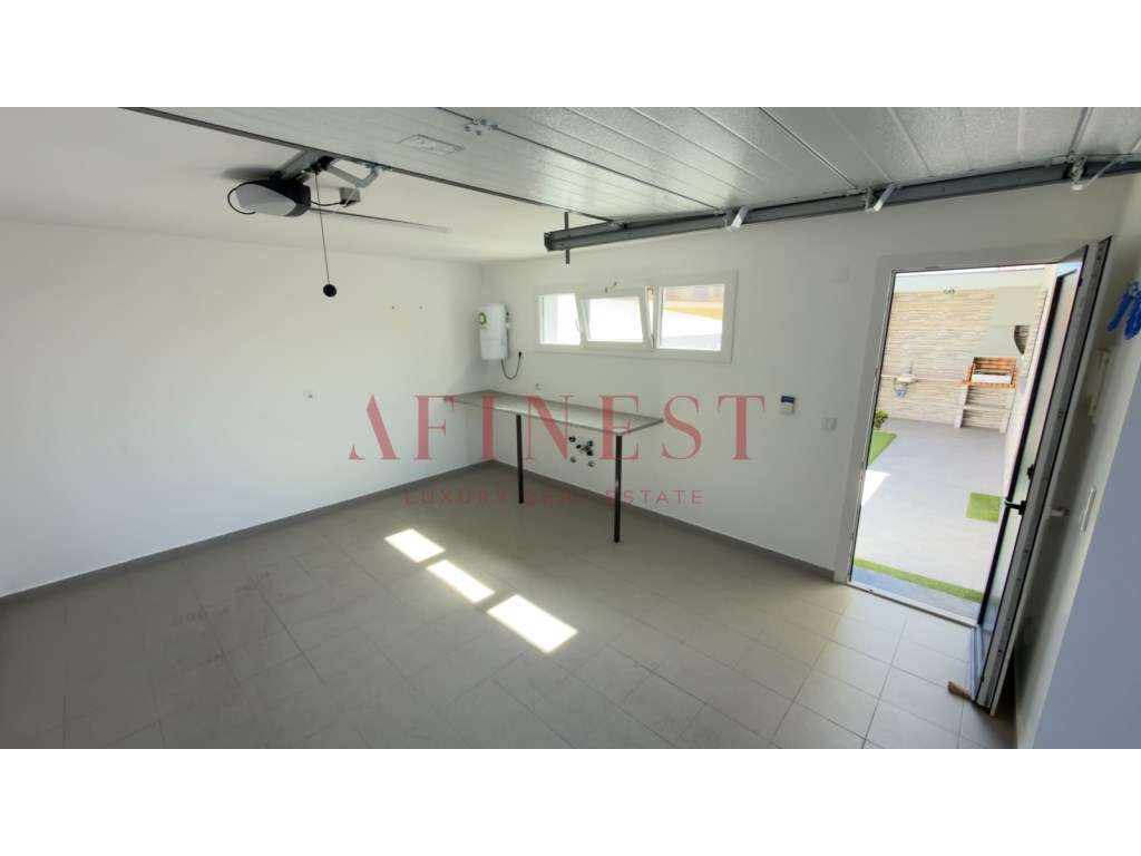 Moradia em Famões pensada para T4 | sala de 43 m² que dá 4.º quarto...-20