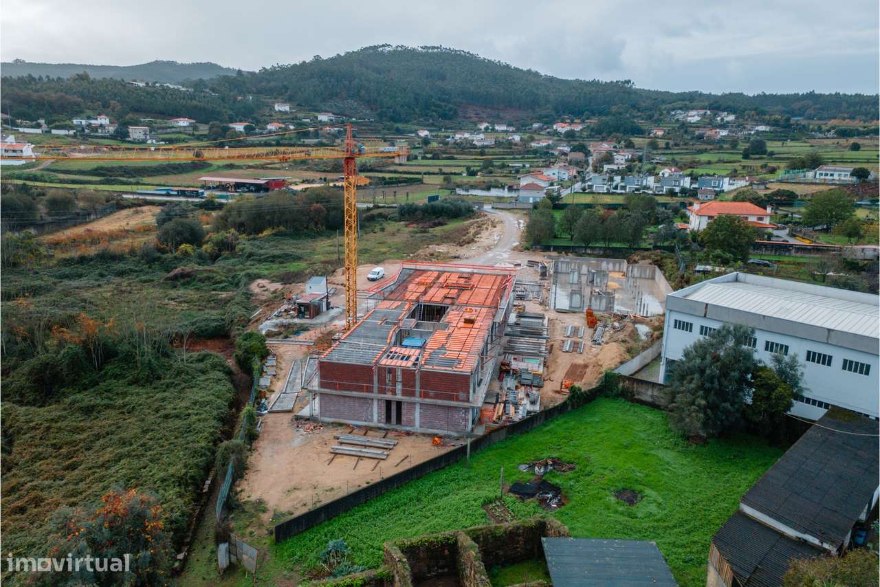Apartamento T2 em fase de construção c/ 2 frentes e garagem fechada, e-13