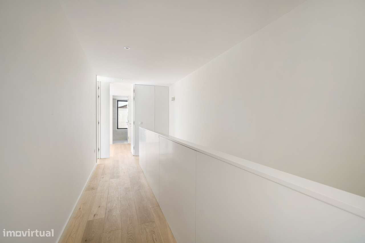 Moradia T3 de Luxo com 3 Suítes, Escritório e Piscina-17