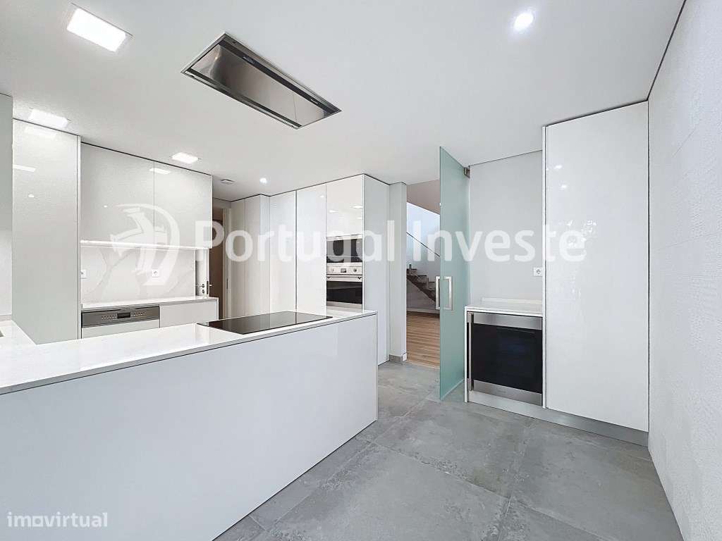 Sublime Duplex T4 com Mezanino no centro de Carcavelos-11