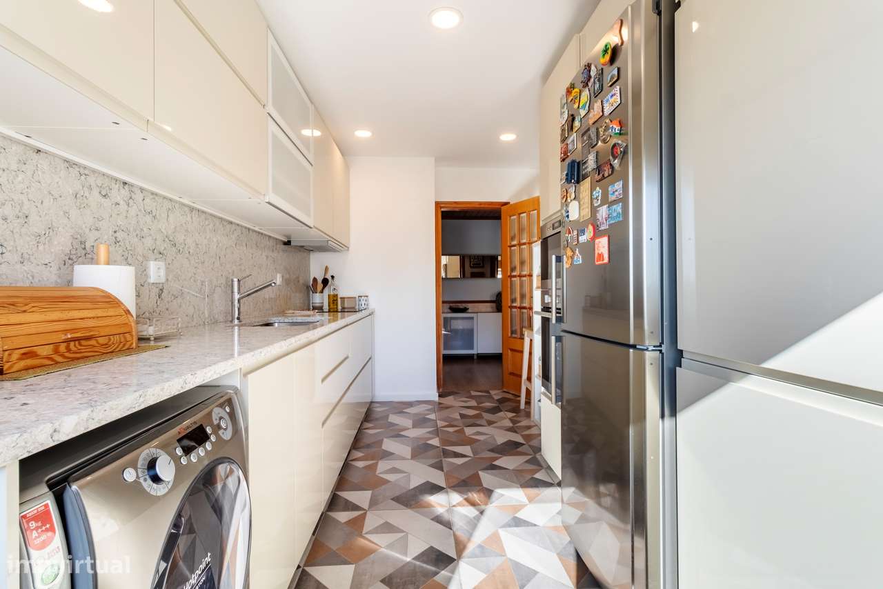 Apartamento T3 convertido em T2 c/ 2 Salas, Semi Remodelado em São Mar-21