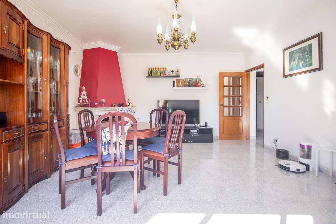 Apartamento T3 c/ 2 WCs e Sala c/ Lareira em Monte Abraão, Sintra-12