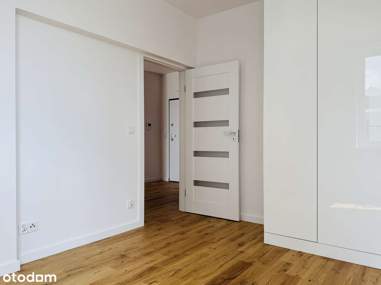 Świeżo wykończone 2 pokoje do wprowadzenia z klimatyzacją i garażem-9