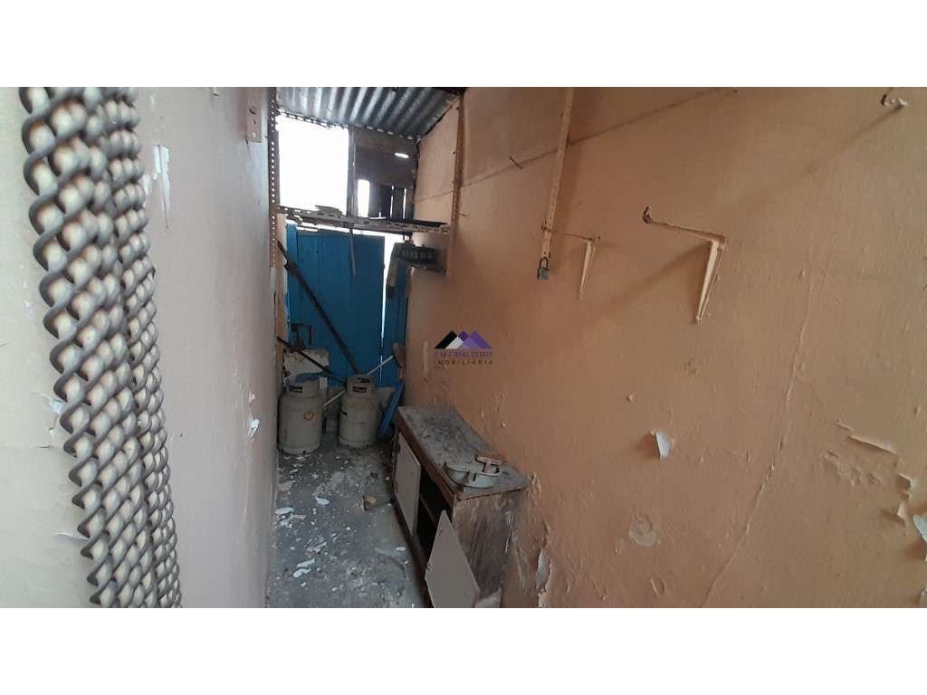 Casa Térrea para Recuperar nas Hortas com Grande Potencial-15