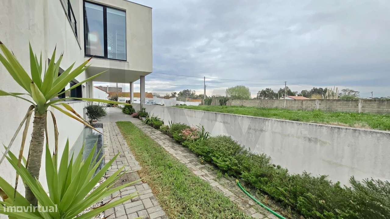 Moradia T4 isolada, arquitetura contemporânea, em excelente estado, co - Grande imagem: 2/51