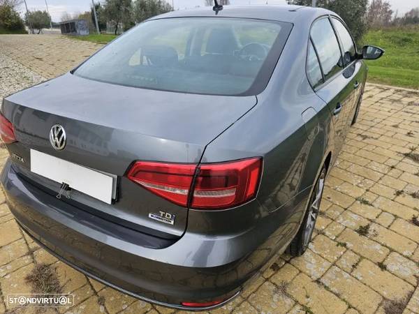 VW Jetta 2.0 TDI Highline - 26