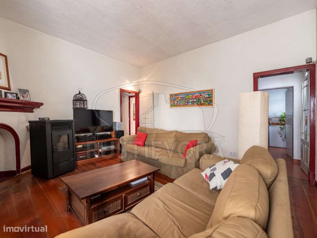 Moradia Unifamiliar de rés-do-chão e 1º andar, T4 com terraço e mir... - Grande imagem: 4/34