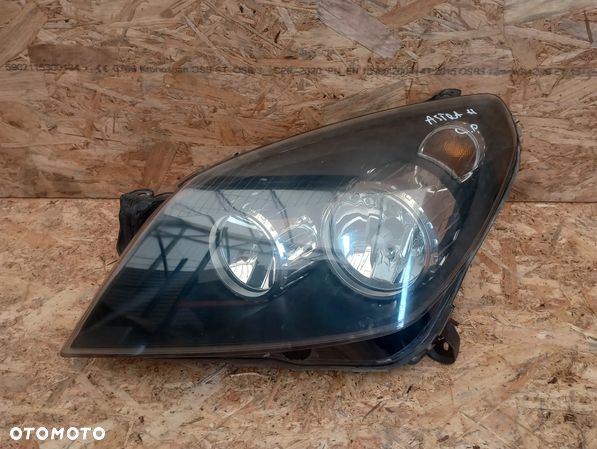 Opel Astra H III Lampa Przednia Lewy Przód L.P. 1EG270370-01 - 1