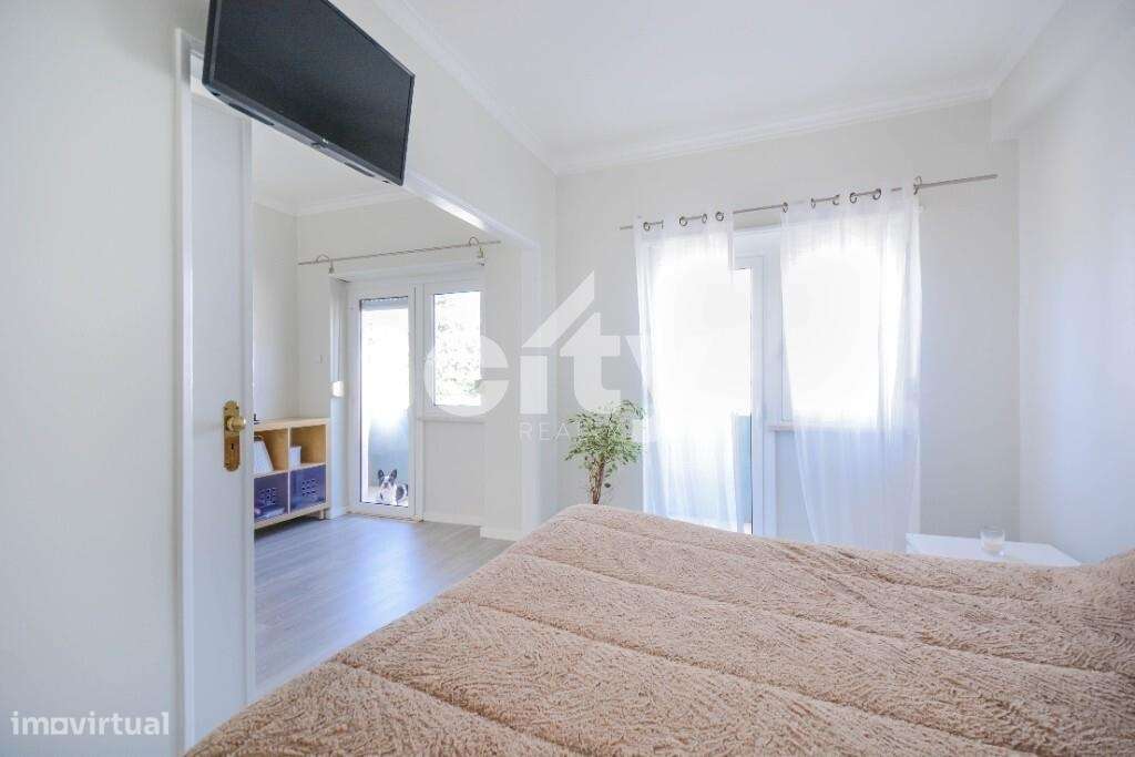 Apartamento T3 localizado em zona central de Massamá junto à Escola Se-17