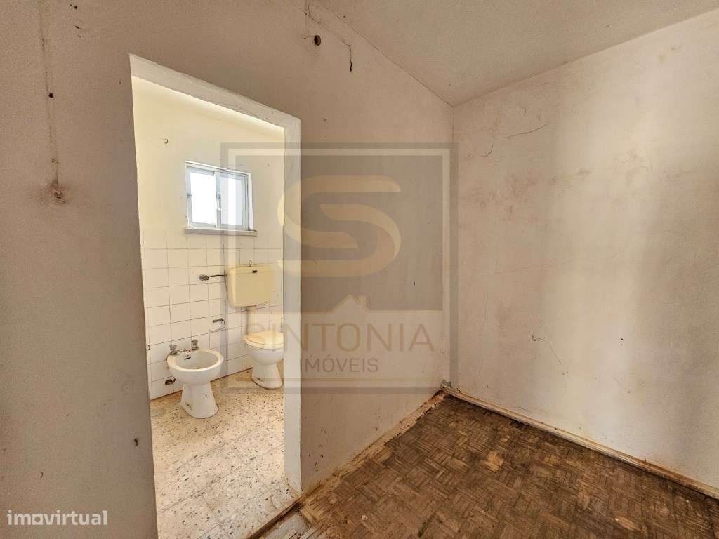 Moradia para Recuperar com Terreno de 1.600 m² na Ventosa, Cadaval-6