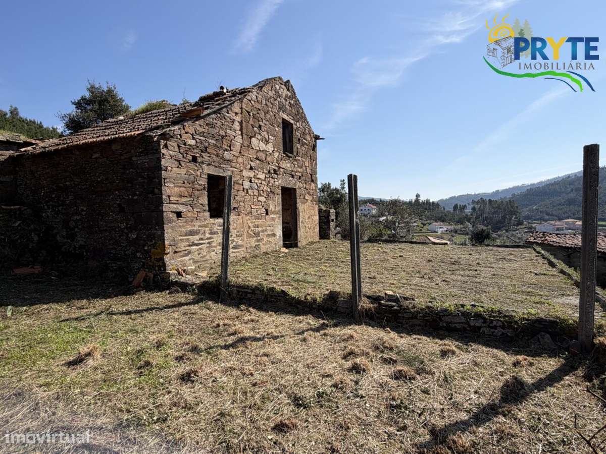 Ruína em pedra de xisto com boas vistas sobre a Aldeia e a Ribeira-12