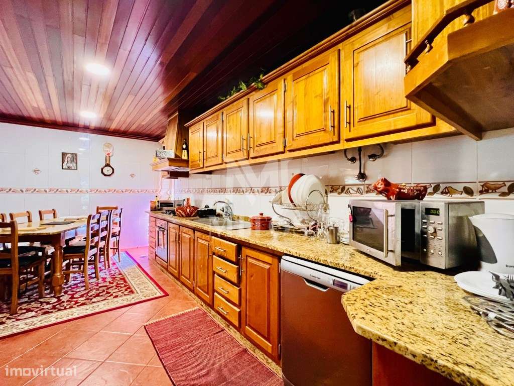 Moradia T3 com comércio para venda em Geraz do Lima, Viana do Castelo-5