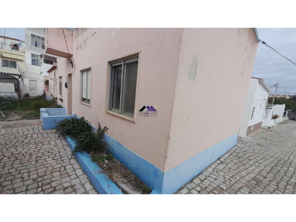 Casa Térrea para Recuperar nas Hortas com Grande Potencial-29