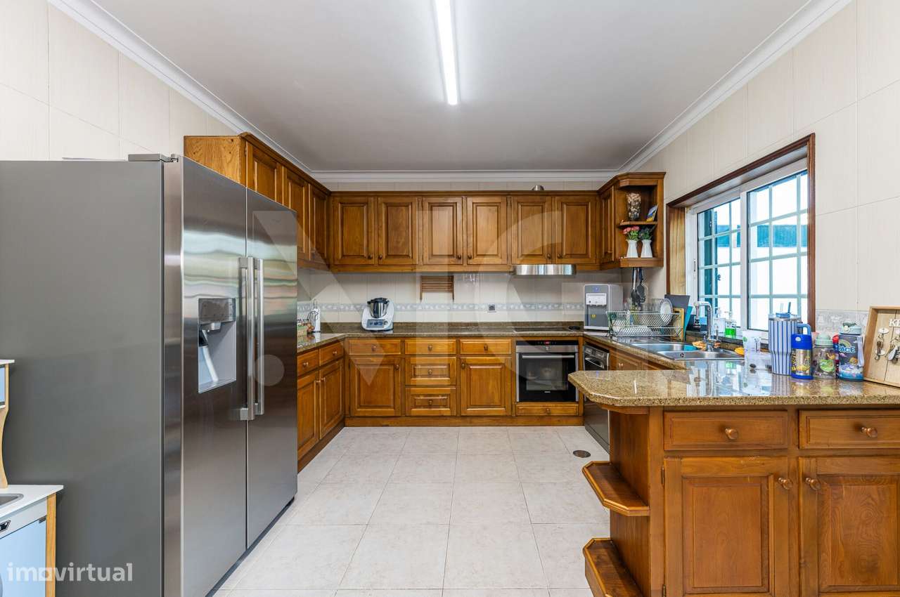 Moradia T4 com pátio, jardim e garagem em Covelas - Trofa-18