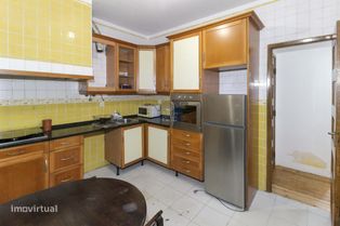 Moradia V3 covertida em V2 c/ quintal - Grande imagem: 3/14