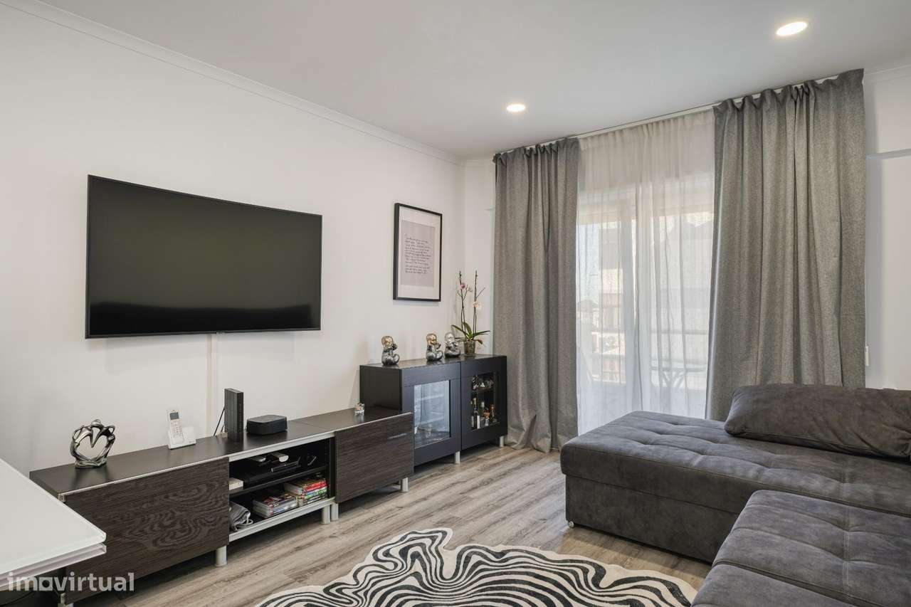 Apartamento T2+1 Totalmente Remodelado no Casal do Marco, Seixal-6