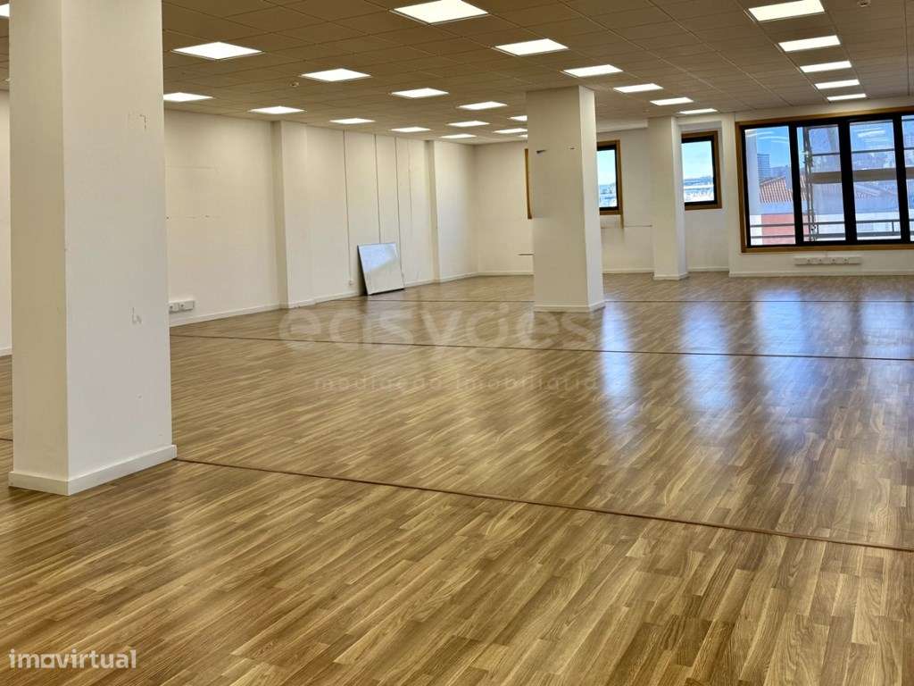 Escritório de 202 m2 com 6 estacionamentos frente WTC em Carnaxide - Grande imagem: 4/33