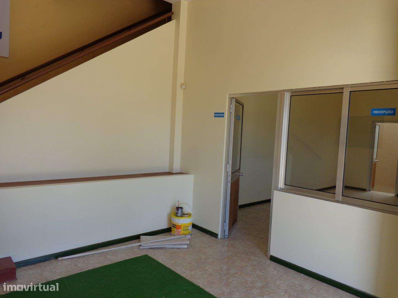 Armazém com 1100m2 área, com logradouro - Serzedo-10