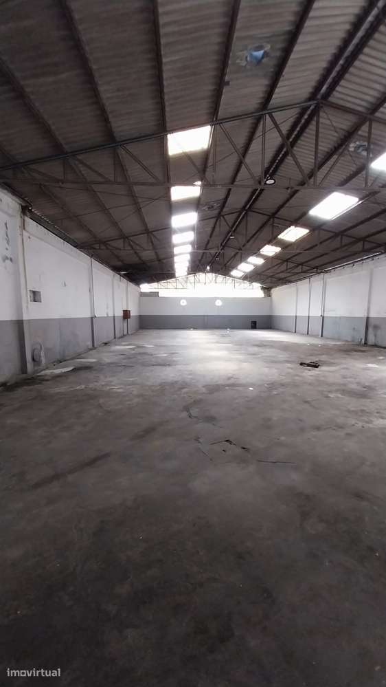 Edifício industrial  com 2000 m2 em Sandim-7