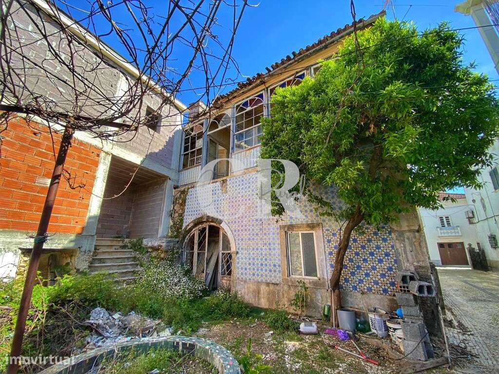 Edifício senhorial, para recuperar, no centro da vila de Figueiró dos - Grande imagem: 4/24