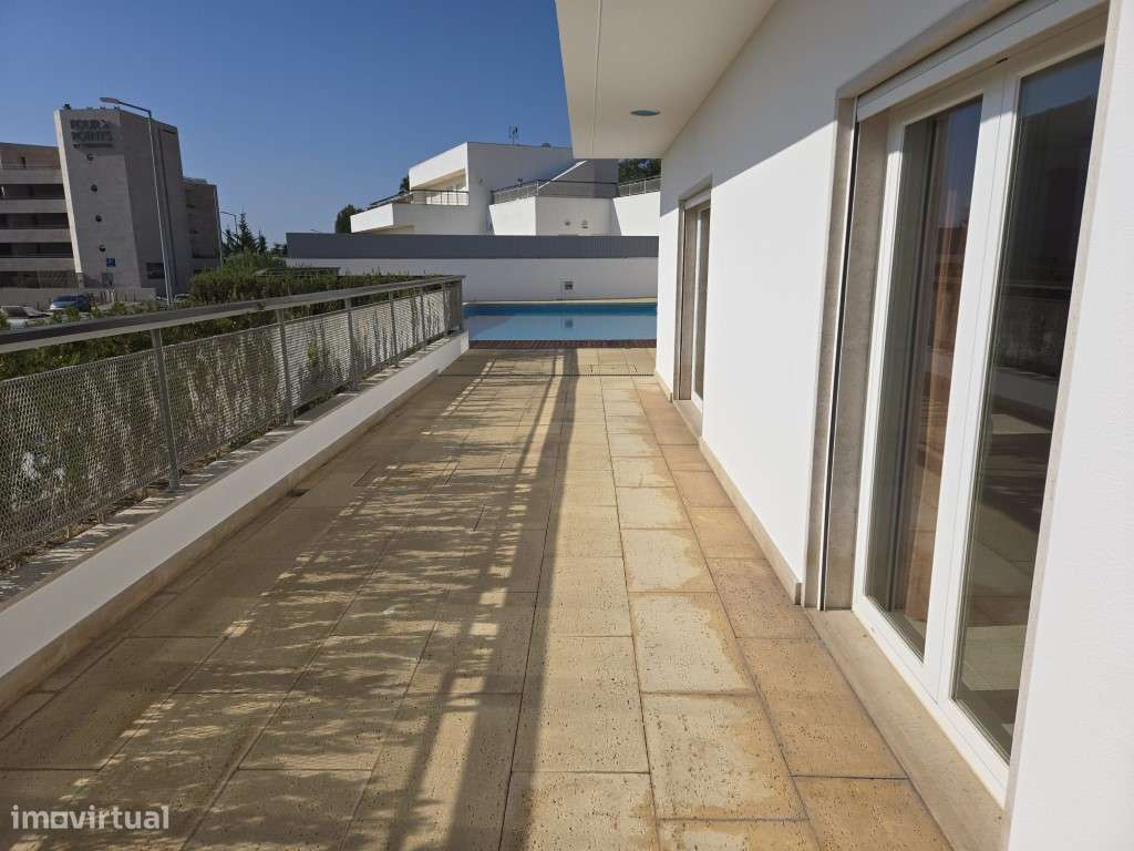 Moradia T5 com Terraço e Piscina-14
