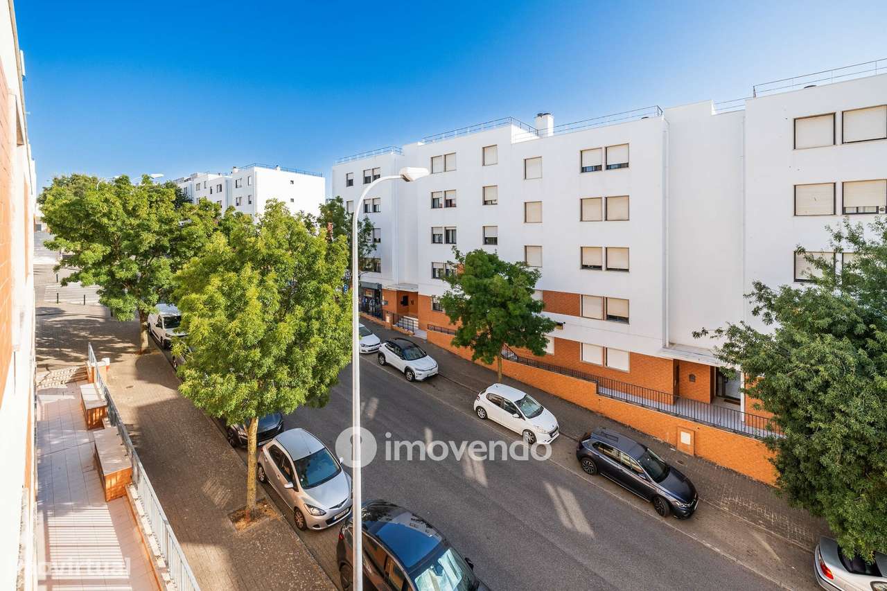 Apartamento T2 com cozinha equipada e estacionamento, na Ameixoeira-26